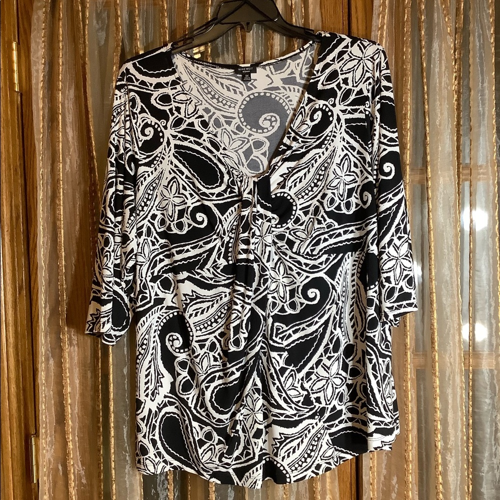 🔥2 for $12 NINE WEST Black & White Top